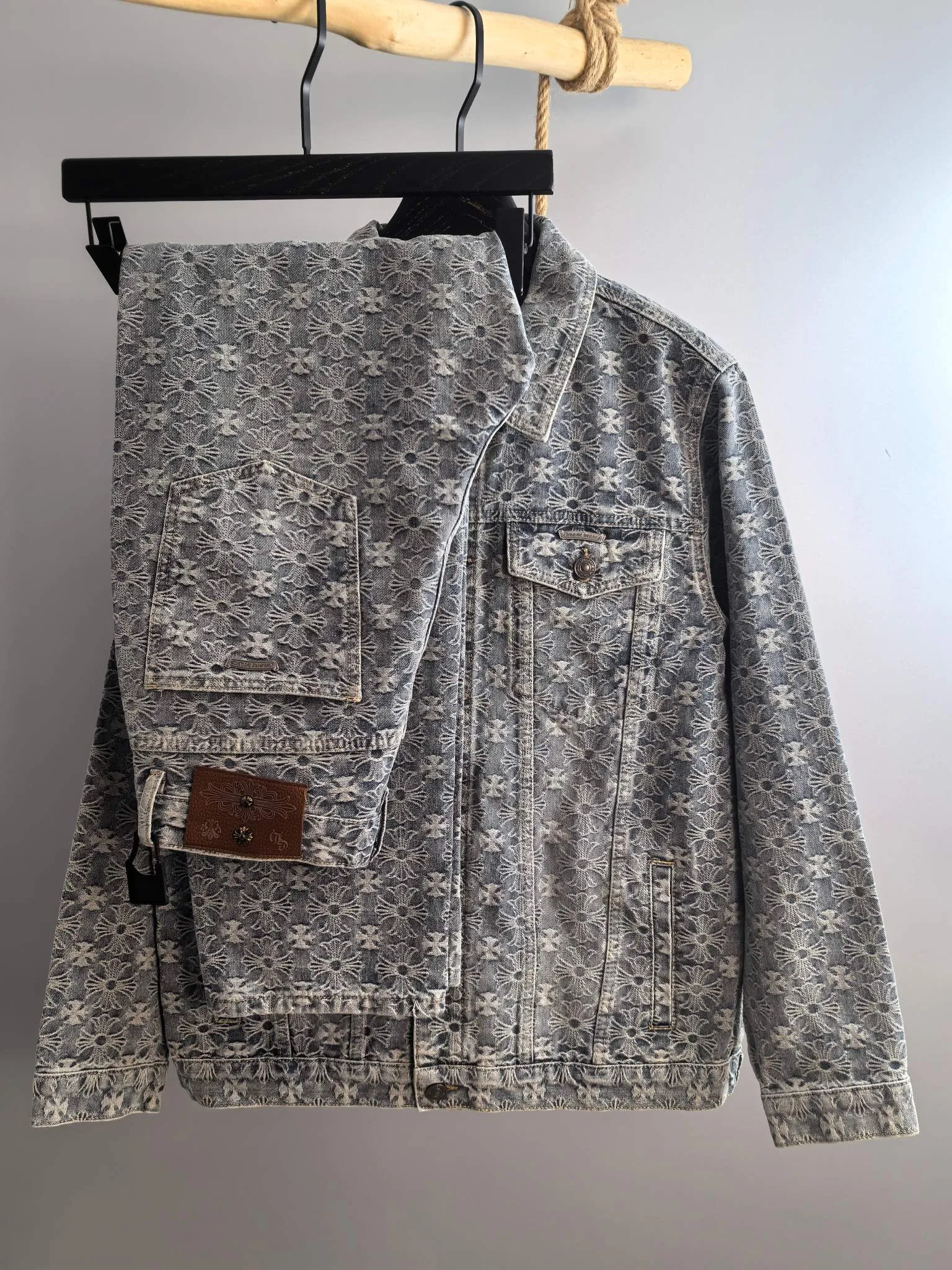 P960 Chrome Hearts Exclusively available in autumn and winter new counters, the same style denim suit can be sold separately, breathable, comfortable and casual! Full of high-end feel! The details are exquisite and high-end, and the workmanship is impeccable! The original high-end fabric is very high-end! The fabric is soft, delicate and comfortable, moisture-absorbent, quick-drying, breathable, neat and stylish. Top M-3XL, pants 29-36